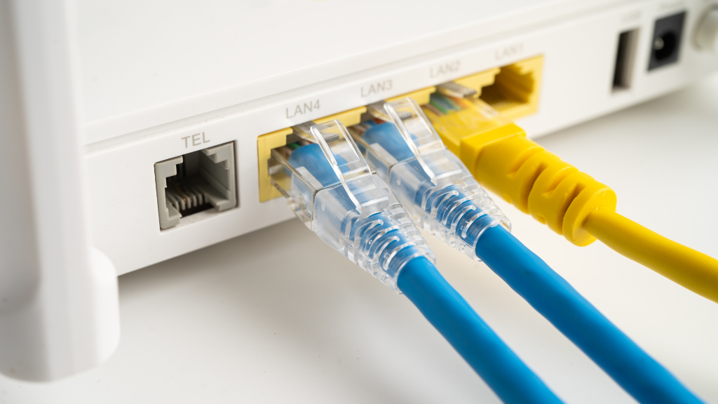 branchements des câbles RJ45 sur une box pour accéder à Internet 
