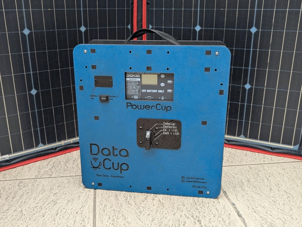 PowerCup devant son panneau solaire
